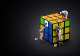 Mini figures painting a Rubik
